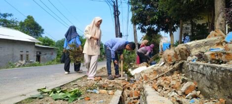 Tembok SDN Pabuaran Ambruk, Warga dan Guru Kompak Gotong Royong Bersihkan Puing